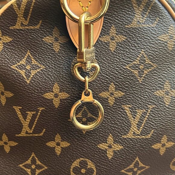 LOUIS VUITTON Charm Keyholder Gold Key Ring Anneau Cles - Picture 4 of 5